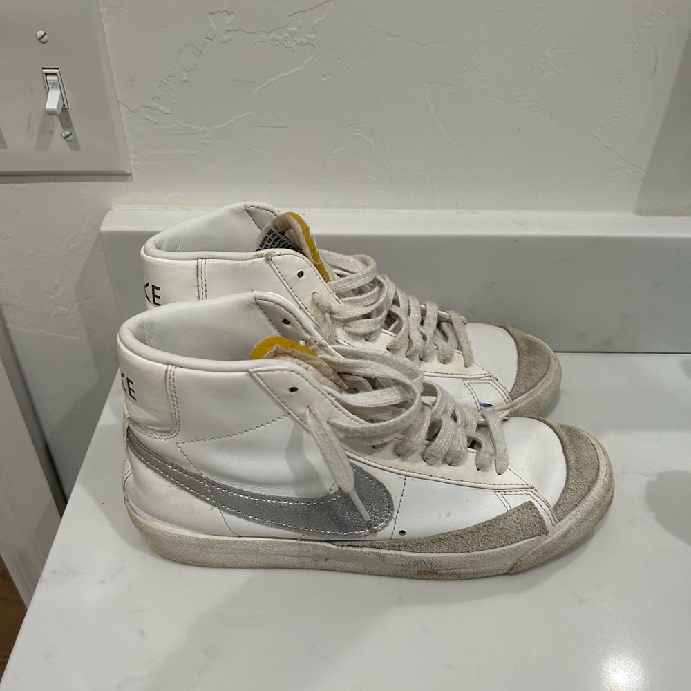 Nike Women Blazers Mid 77 Sneaker! 🩶🤍